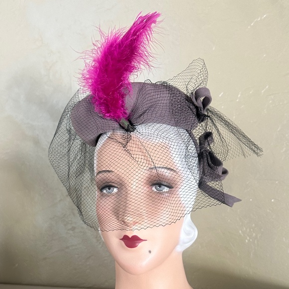 WONDROUS 1940s\' TAUPE FELT TILT HAT + MULTICOLORED STUDS, FEATHER & VEIL main image 11